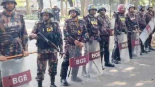 রণক্ষেত্র রাজধানী! থালা-বাটি হাতে সরকারি কর্মচারীদের ভুখা মিছিল, প্রধান উপদেষ্টার বাসভবন এলাকায় ১৪৪ ধারা জারি।